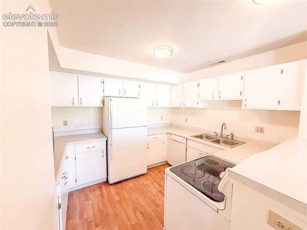 Image 13 of 28: Kitchen