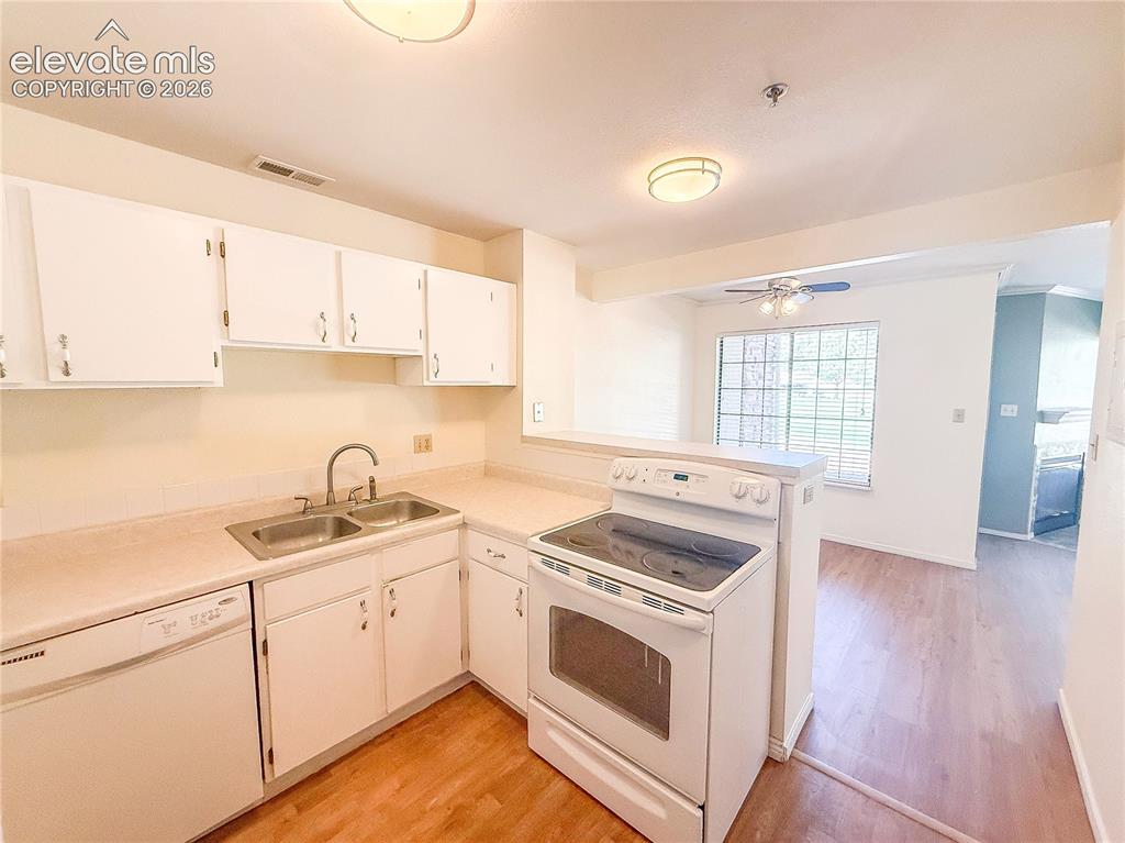 Image 14 of 28: Kitchen