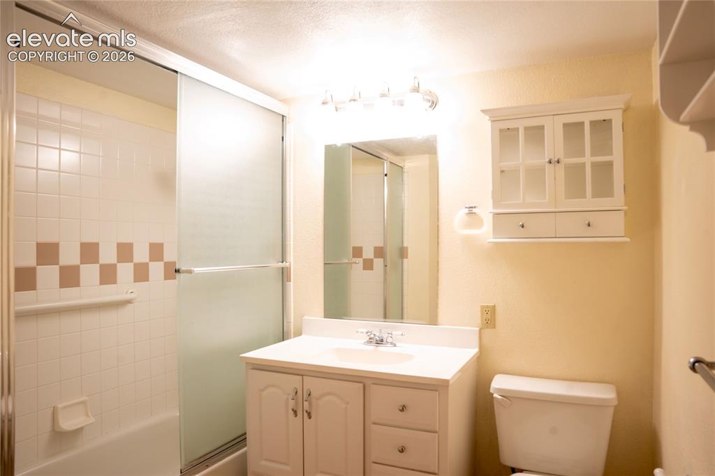 Image 19 of 28: Bathroom