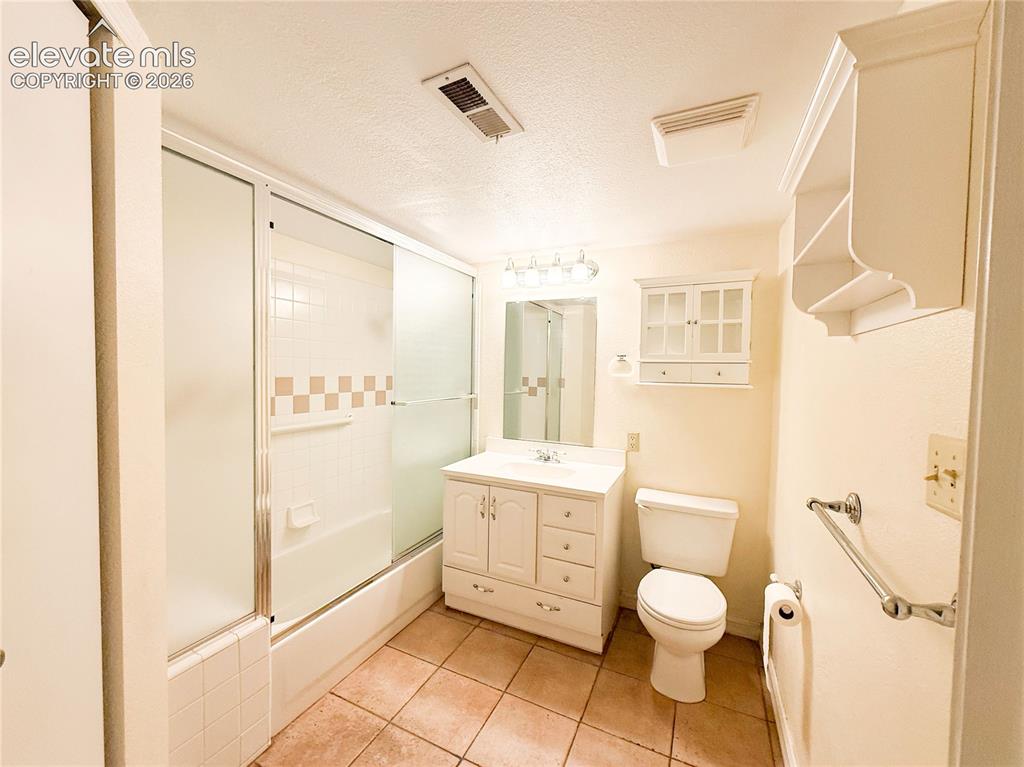 Image 20 of 28: Bathroom