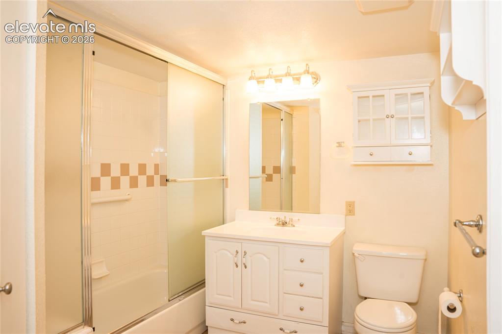 Image 21 of 28: Bathroom