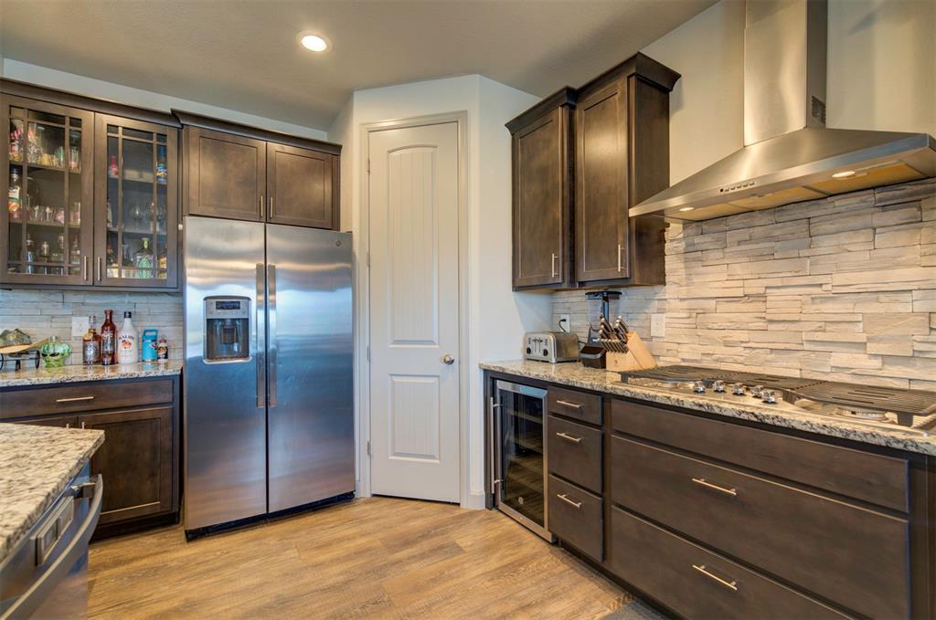 Image 17 of 48: Kitchen
