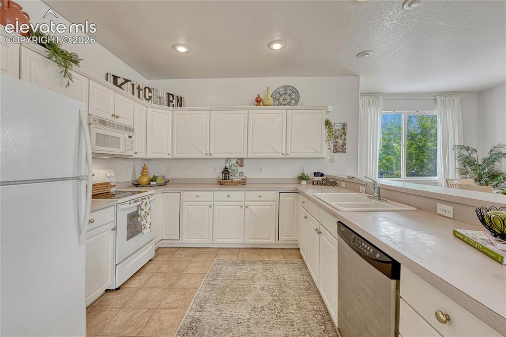 Image 11 of 45: Kitchen
