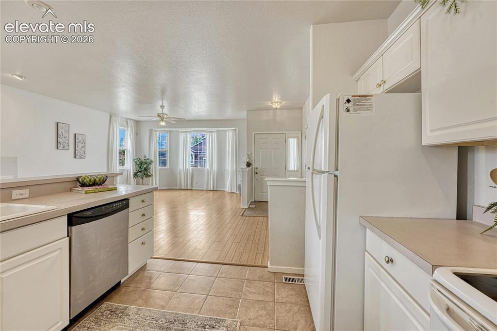 Image 12 of 45: Kitchen