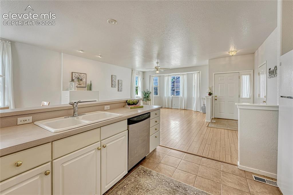 Image 13 of 45: Kitchen