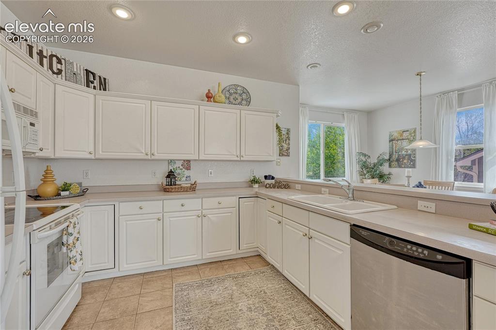 Image 14 of 45: Kitchen