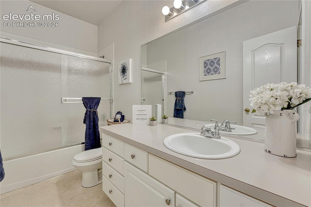 Image 17 of 45: Bathroom