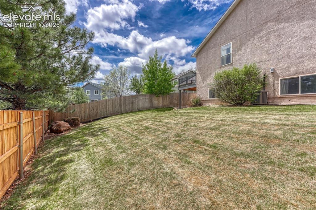 Image 43 of 45: Yard