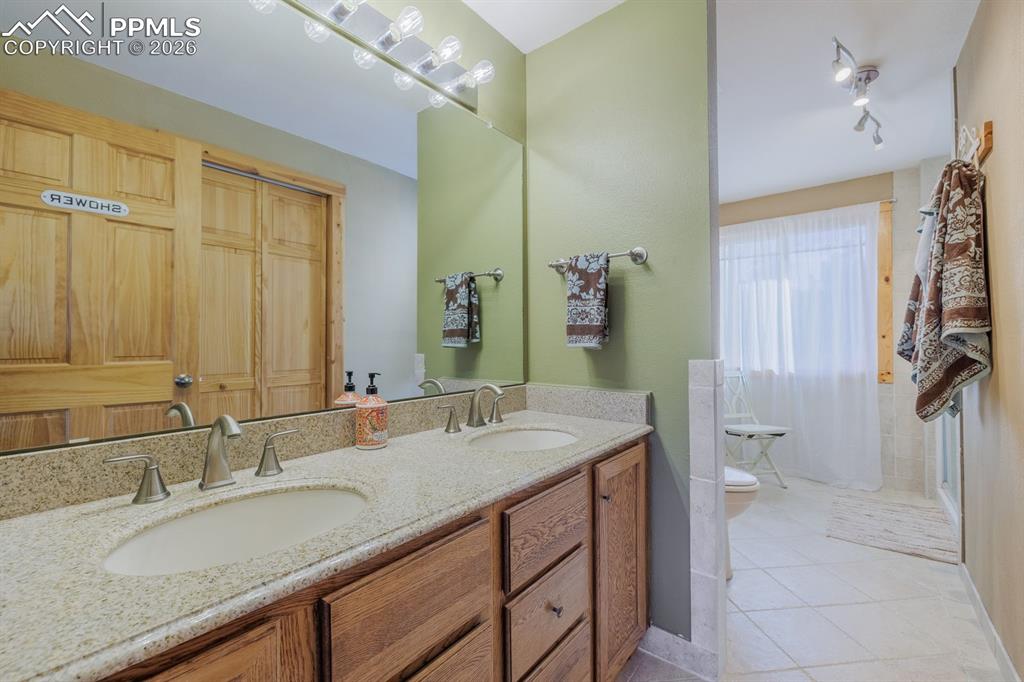 Image 18 of 29: Bathroom