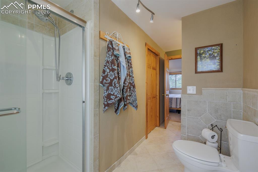 Image 19 of 29: Bathroom