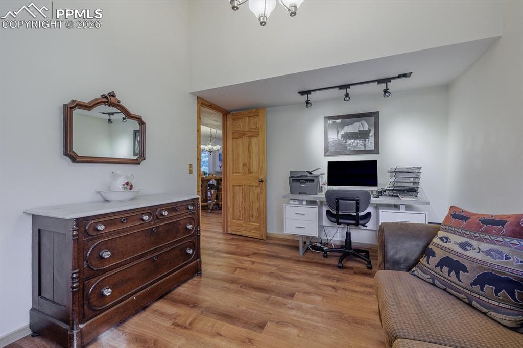 Image 23 of 29: Office