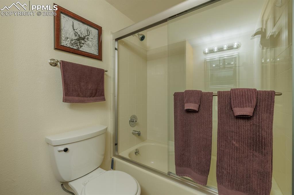 Image 25 of 29: Bathroom