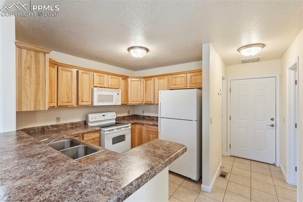 Image 7 of 26: Kitchen