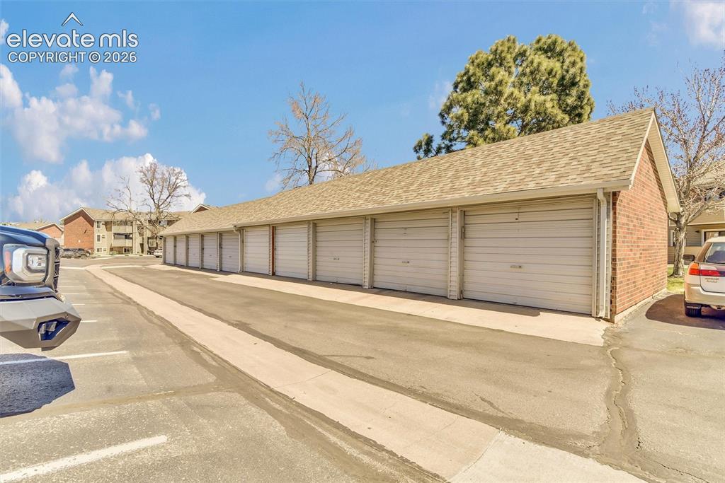 Image 19 of 24: Garage