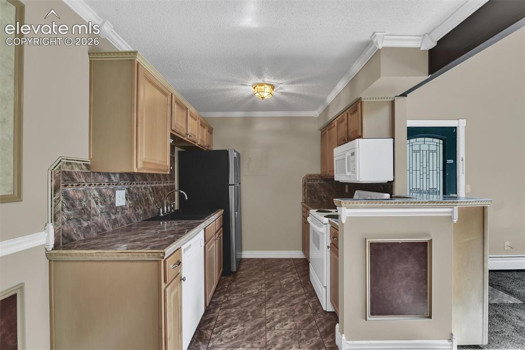 Image 9 of 24: Kitchen