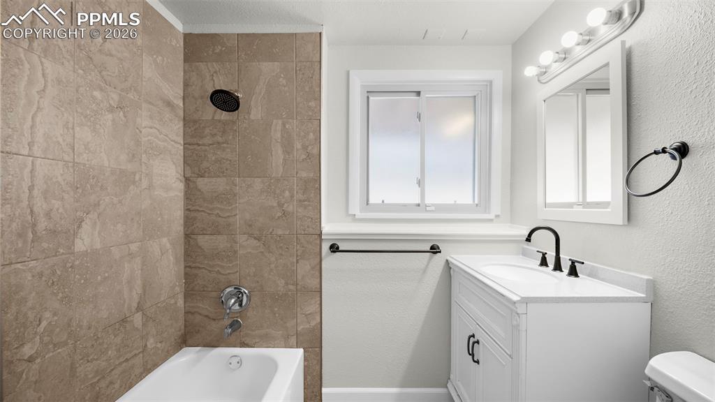 Image 15 of 36: Bathroom