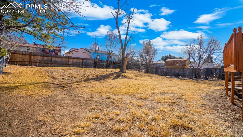 Image 24 of 36: Yard