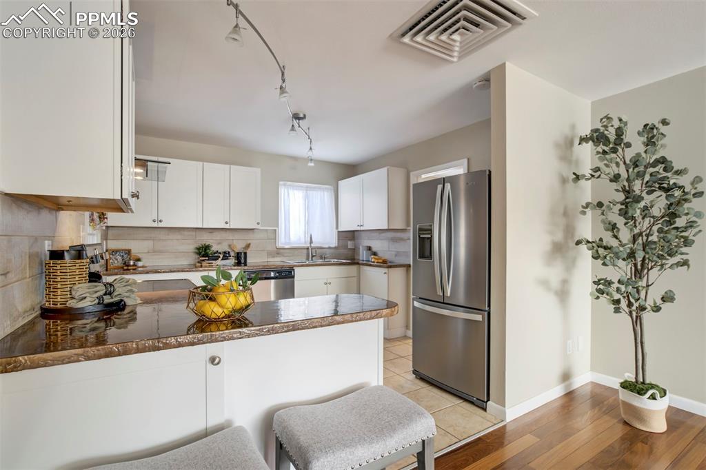 Image 8 of 49: Dining Area