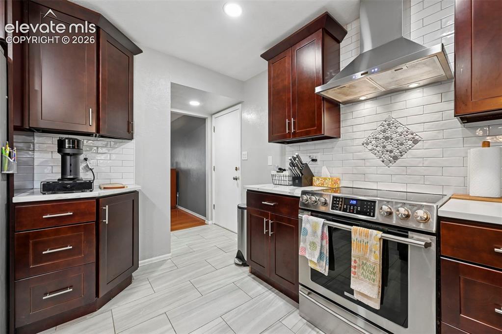 Image 15 of 33: Kitchen