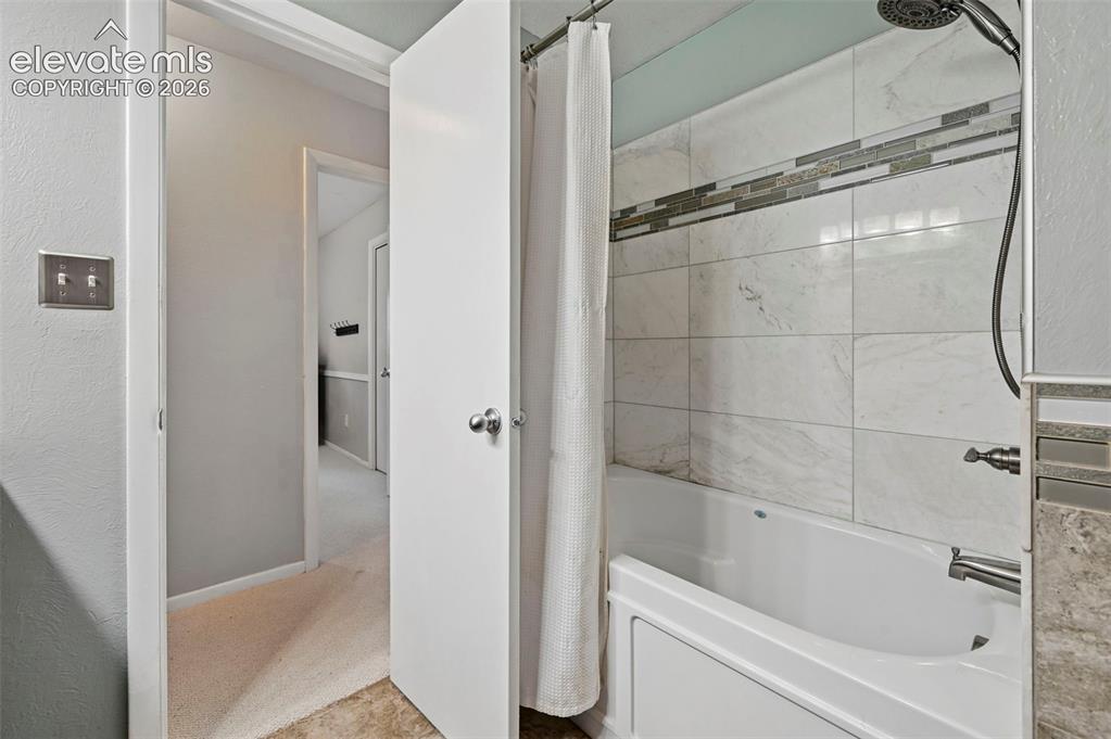 Image 17 of 33: Bathroom