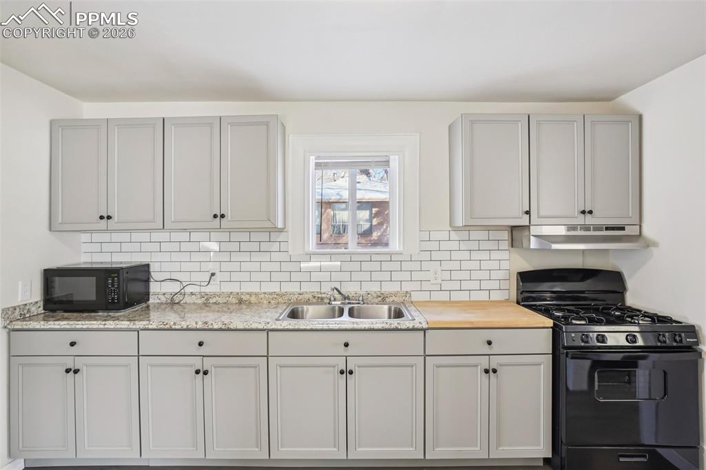 Image 15 of 42: Kitchen