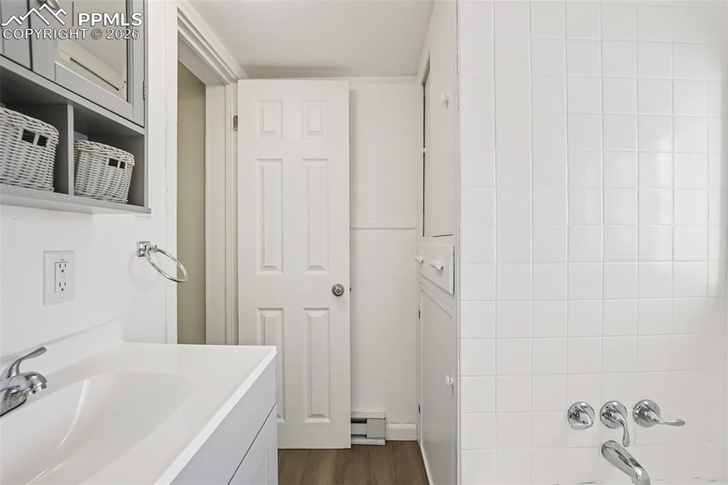 Image 21 of 42: Bathroom