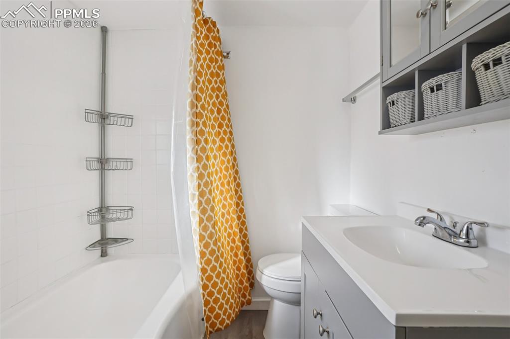 Image 22 of 42: Bathroom