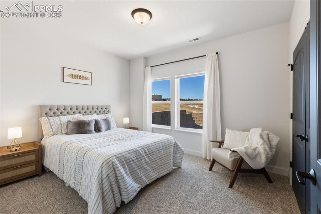 Image 29 of 45: Dining Area