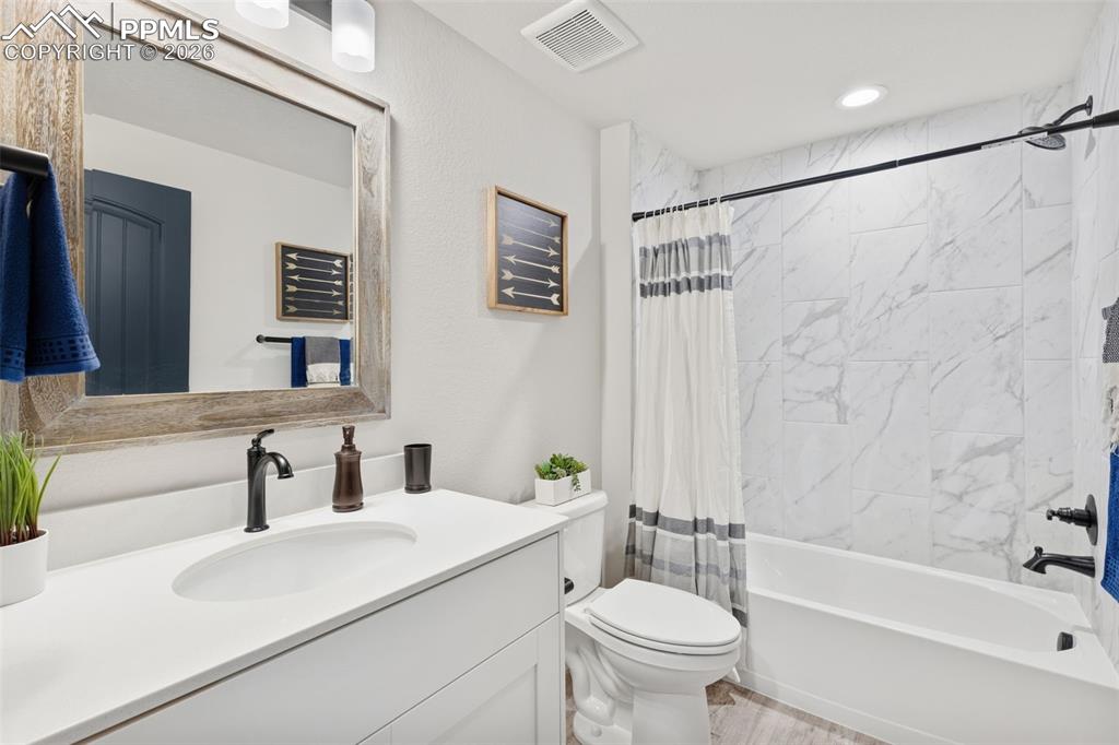 Image 31 of 45: Bedroom