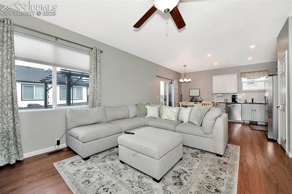 Image 7 of 28: Desirable Open floor plan