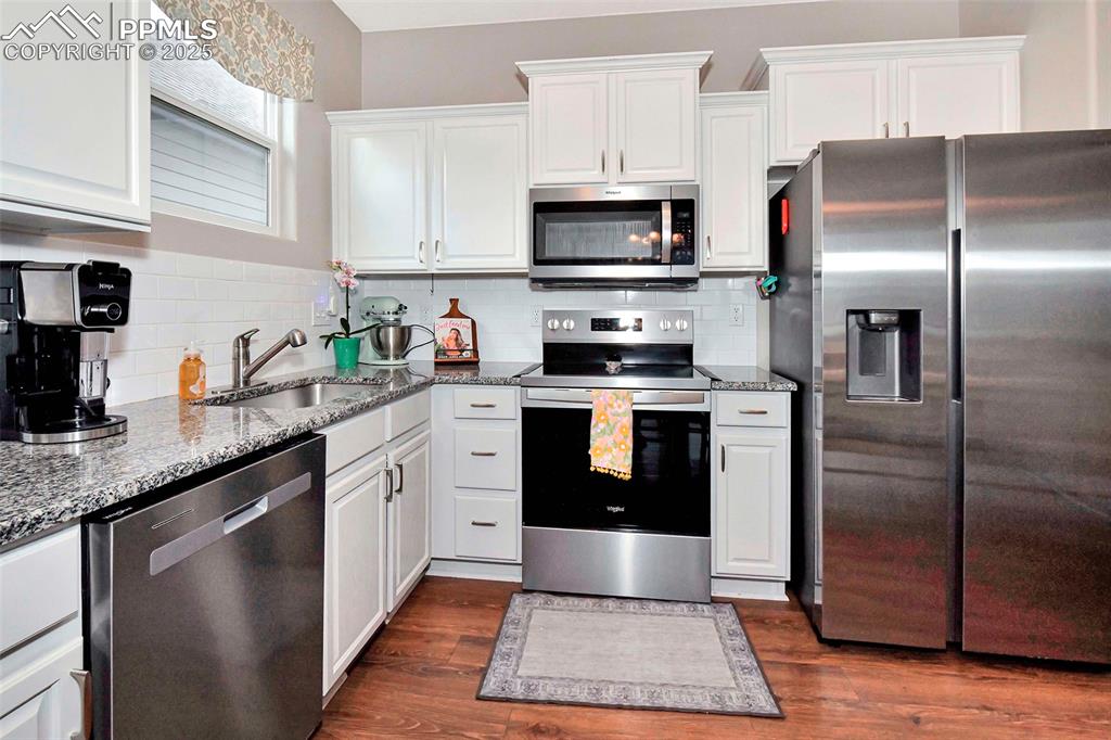 Image 8 of 28: Newer Stainless appliances!