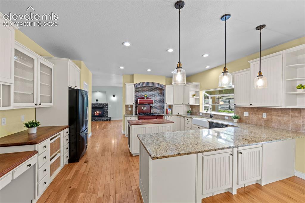 Image 11 of 50: Granite Island Kitchen