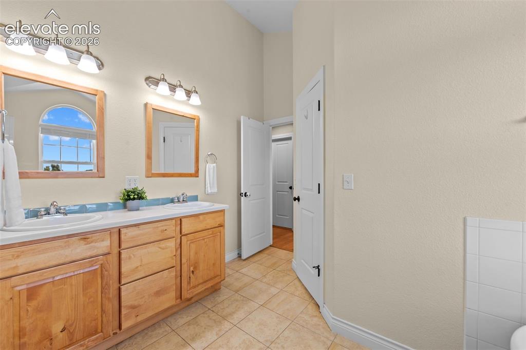 Image 30 of 50: Expansive Upper Bath