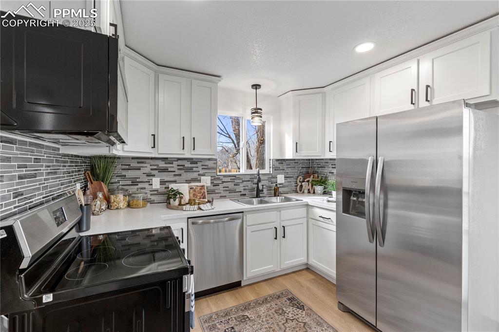 Image 10 of 26: Kitchen