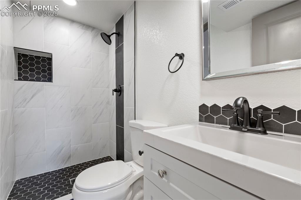 Image 15 of 26: Bathroom