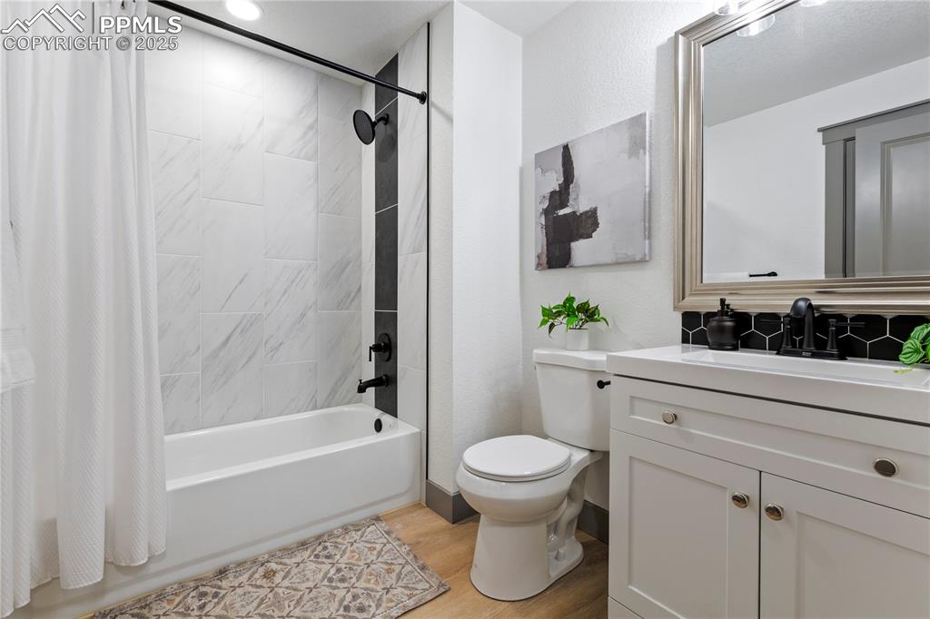 Image 19 of 26: Bathroom