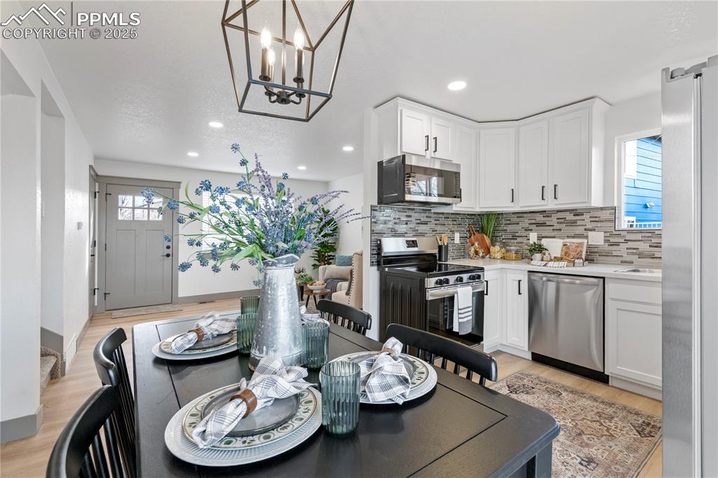 Image 8 of 26: Dining Area