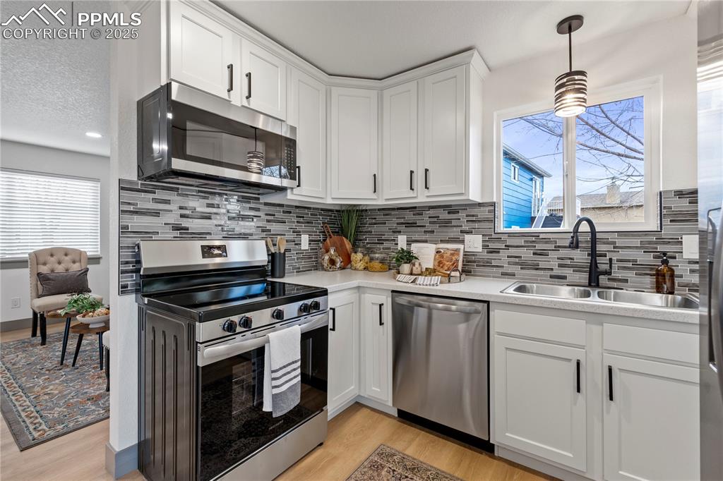 Image 9 of 26: Kitchen