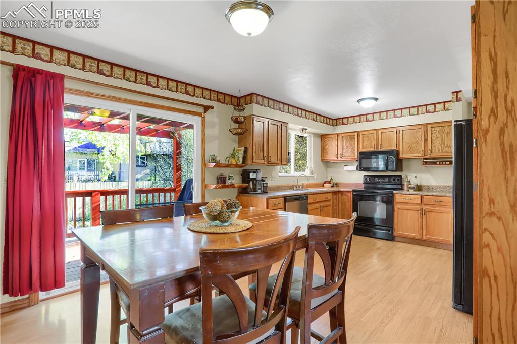 Image 12 of 34: Dining Area