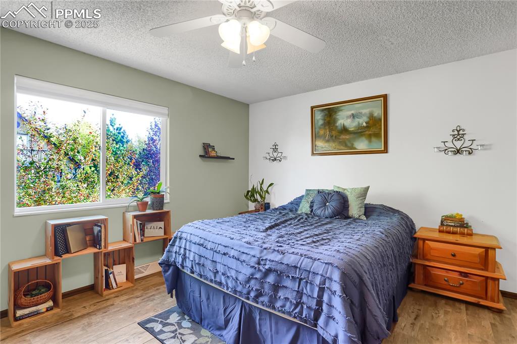 Image 17 of 34: Bedroom