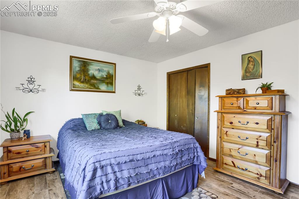 Image 19 of 34: Bedroom