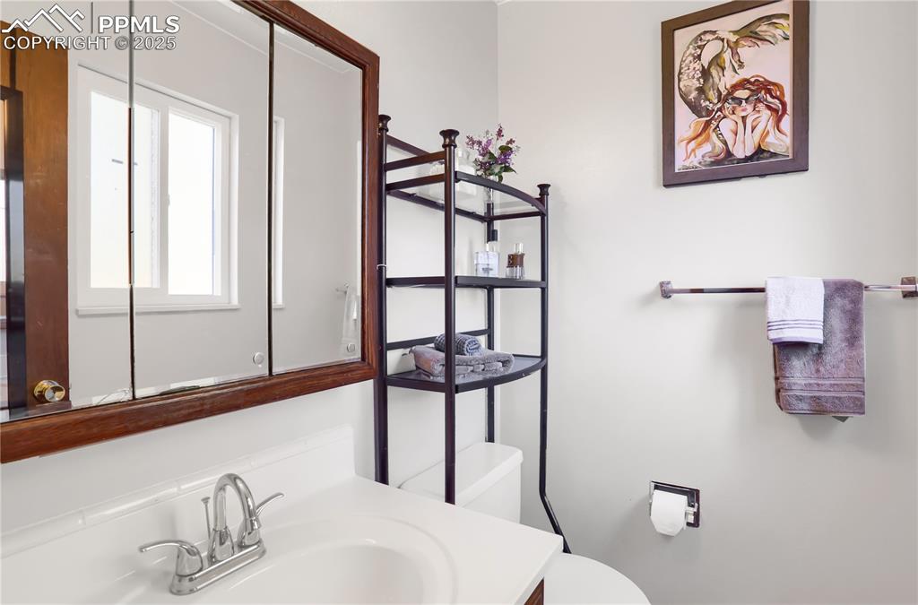 Image 20 of 34: Bathroom