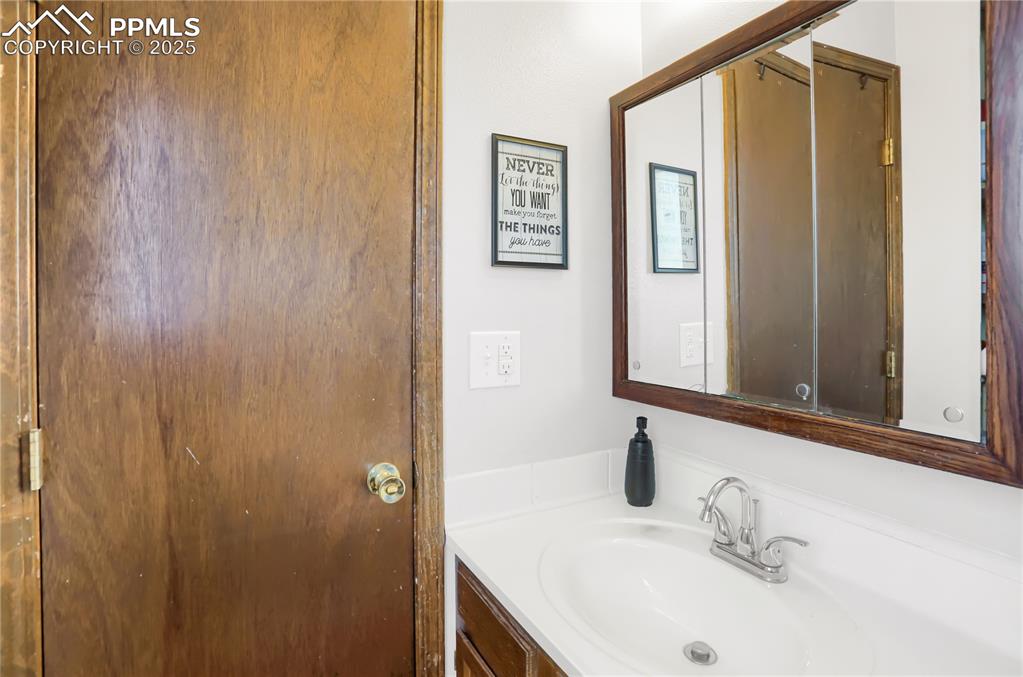 Image 21 of 34: Bathroom