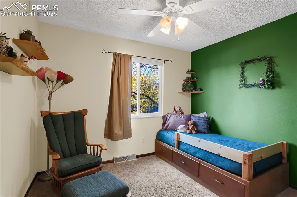 Image 22 of 34: Bedroom