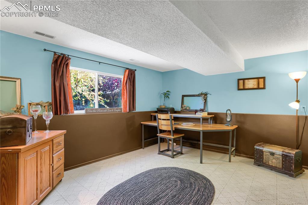 Image 23 of 34: Office