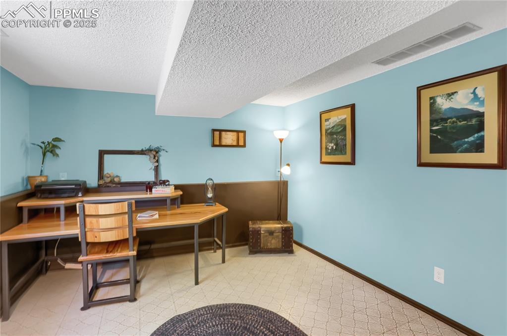 Image 25 of 34: Office