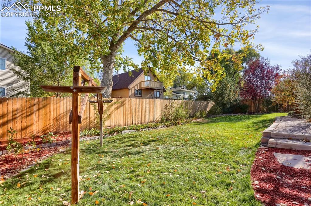 Image 32 of 34: Yard