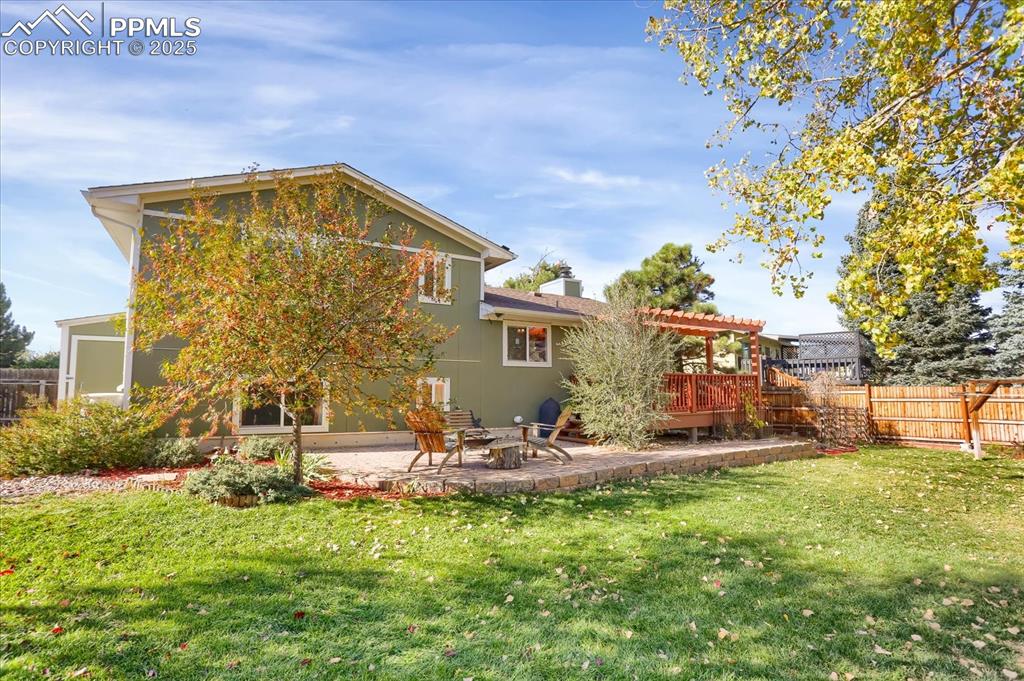 Image 34 of 34: Back of Structure