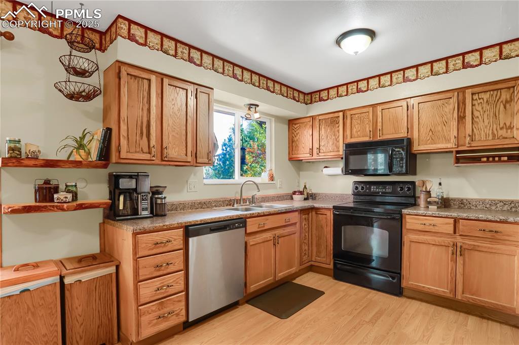 Image 7 of 34: Kitchen