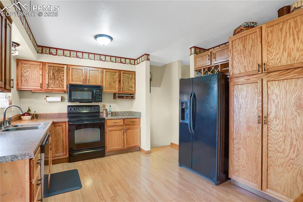 Image 8 of 34: Kitchen